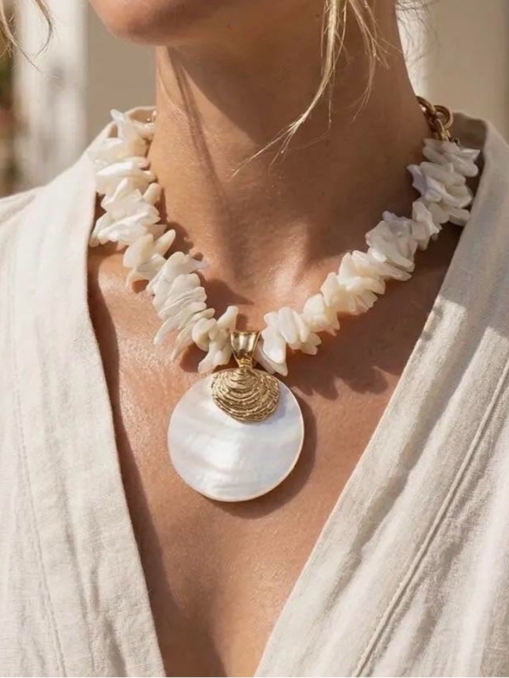 NWT ⚜️🐚⚜️ Gardenia Neutral Beige & Gold Ocean Life & Seashell Charm Necklace